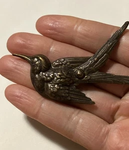 Spilla vintage JAN MICHAELS colibrì ottone scuro FIRMATA SPLENDIDAMENTE fatta - Foto 1 di 14