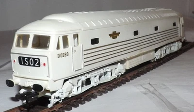 SILVER FOX OO GAUGE LION DIESEL LOCOMOTIVE D0260 WHITE - image 1 of 4
