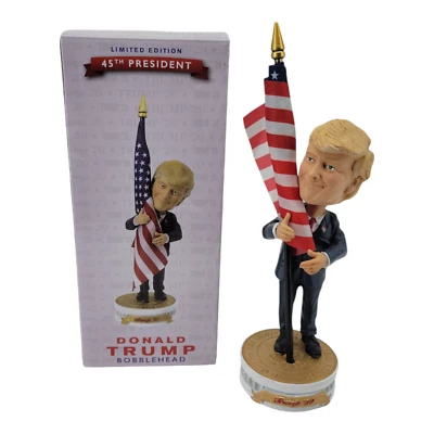 45º Presidente Donald Trump 2020 Bobblehead Abrazando Bandera Americana Coleccionable Foto 1 de 4
