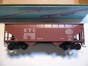 HO - Athearn - 34' 2 Bay Offset Hopper, NYC 875026 LN mit Kadee - Bild 1 von 2