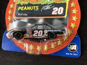 2002 CERCHIO DEI VINCITORI - AUTO + CARTA - NASCAR #20 - PEANUTS GANG - TONY STEWART - Foto 1 di 6