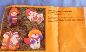 Vintage Creative Circle Here Comes Christmas #2122 Crewel Stitchery Ornament Kit - Picture 1 of 12