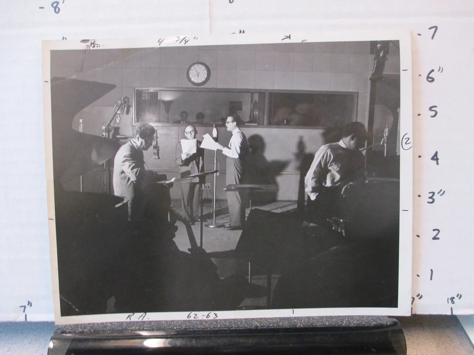 Foto de programa de radio de televisión CBS 1947 ROBERT Q LEWIS sala de control de guiones de lectura Foto 1 de 1