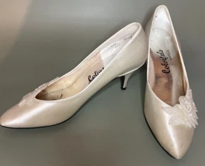 Vintage Dye-able White Satin Size 8.5 Pumps Applique Beaded Gently Used - Picture 1 of 7