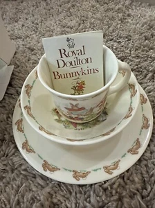 Vintage 1985 Royal Doulton Bunnykins Youth 3 Pc Set Bowl Mug Plate New No Box - Picture 1 of 12