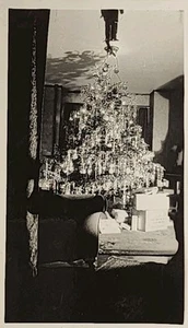 20er 30er Jahre Foto Frohe Christbaumschmuck Ornamente Geschenke - Bild 1 von 3