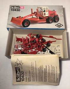 KIBRI #10430 O & K 16-8 Road Grader "Red & White KIT H.O. 1/87 New - Picture 1 of 3
