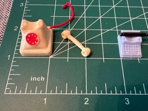 #28 Vintage Puppenhaus seltene Telefoncreme + rote Renwal USA? + Schreibmaschine Hongkong - Bild 1 von 3