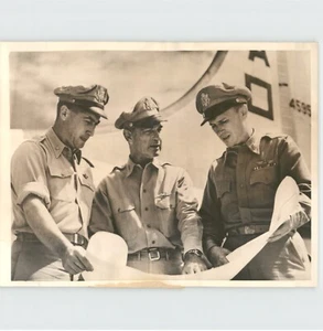 Foto de prensa de los generales de la fuerza aérea de los Estados Unidos MAP operaciones ataque japonés Segunda Guerra Mundial 1944 - Imagen 1 de 2
