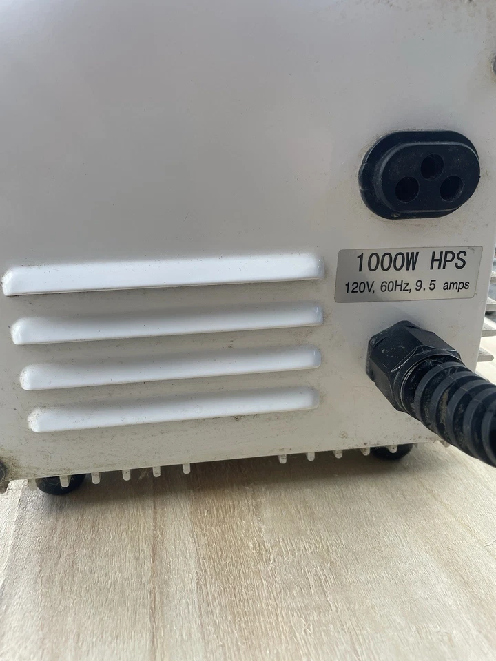 Sunleaves Pulsar 2.0 1000 Watt Switchable Ballast  HPS 120/240 Volt Capabilities - Image 1 of 1