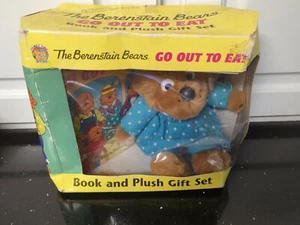 THE BERENSTAIN BEARS GO OUT TO EAT BOOK AND PLUSH GIFT SET NEW NEVER OPENED 1997 - Picture 1 of 5