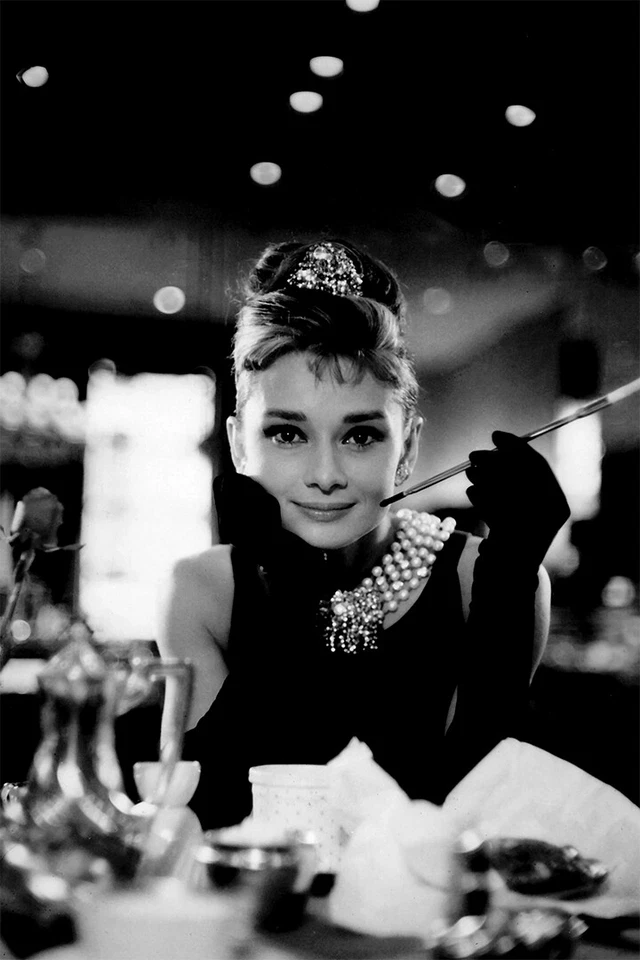 Одри Хепберн сигареты завтрак у Тиффани стены домашнего декора - плакат 20 x 30 - Изображение 1 из 4