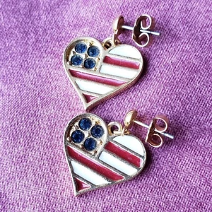 Vintage Avon patriotische amerikanische Flagge Herz Strass Kristall Gold Ohrringe E1 - Bild 1 von 14