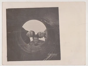 Tre giovani curiosi incorniciati all'interno grande pipa in metallo insolita astratta gay int - Foto 1 di 8