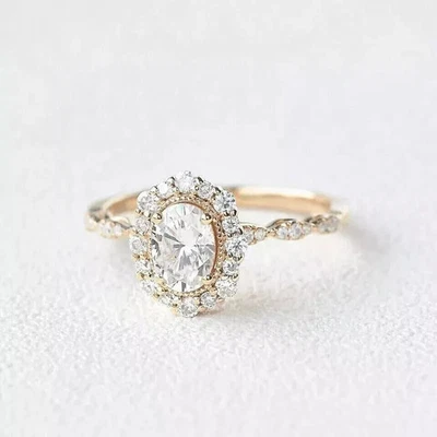 Anillo de halo de boda de diamantes de corte ovalado redondo de 2 quilates enchapado en oro amarillo de 14 k Foto 1 de 4