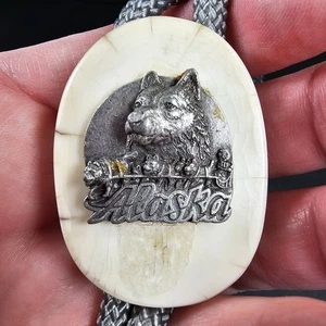Vintage BOLO TIE Alaska Souvenir - Zinn Wolf auf ovalem Knochen - Bild 1 von 21