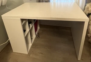 Schreibtisch in weiß von Ikea mit Kallax regal - Bild 1 von 9