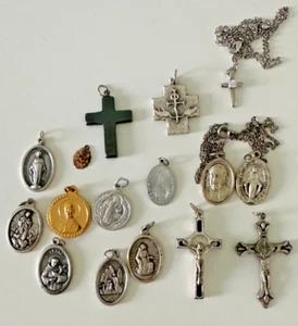 Medaglie Religiose Collana Croce Lotto 15 Pezzi Crocifisso San Papa Cristiano Cattolico - Foto 1 di 8