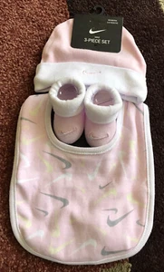 JUEGO DE REGALO NIKE BABY GIRL 3 PIEZAS. SOMBRERO GORRO, BOTAS Y BABERO ROSA TALLA 0-6M NUEVO CON ETIQUETAS - Imagen 1 de 6