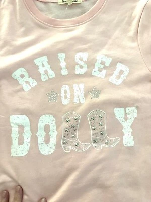 Dolly Parton 女式全新加长多莉粉色运动衫零售价 39.99 美元中号 — 第 1/4 张图片