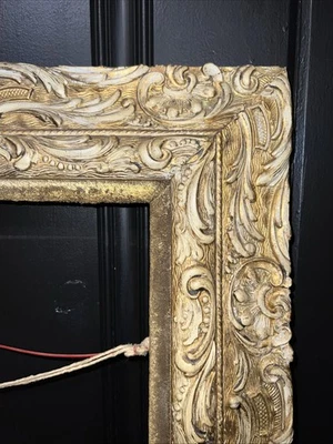 "Antiguo marco dorado de yeso tallado detalles pesados arte ornamentado se adapta a 15,5 x 18,5"" años 1900" Foto 1 de 4