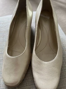VAN DAL Champagne Gold Metallic Soft Leather Closed Toe Espadrilles Worn Once - Picture 1 of 5