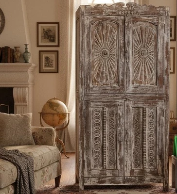 Antiguo armario de madera tallada con tachuelas de latón para detalles gabinete de almacenamiento 68x33 Foto 1 de 4