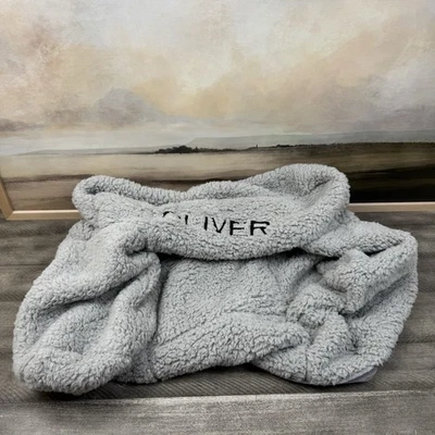 Silla Pottery Barn Kids Anywhere gris acogedora funda Sherpa con monograma Oliver Foto 1 de 4