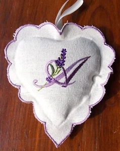 COUSSIN PELOTE BRODE MAIN GARNI DE LAVANDE INITIALE SUR LAVANDE LETTRE A - Picture 1 of 1