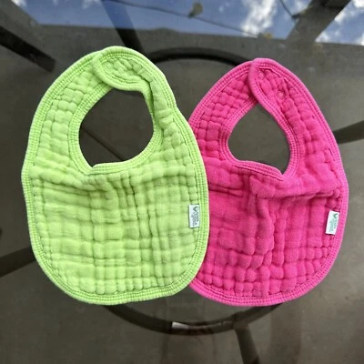 Juego de 2 baberos de muselina de algodón orgánico Green Sprouts en verde/rosa talla 0-12 meses Foto 1 de 4