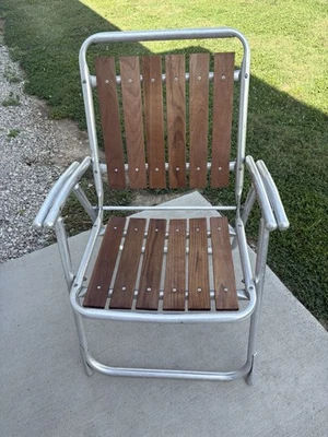 VTG MID CENTURY REDWOOD 6 SLAT FOLDING LOUNGE LAWN CHAIR ALLUMINUM - Image 1 of 4
