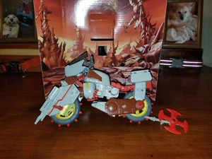 Transformers Studio Series 86 Junkyard/Junkheap Figure with Weapon and Backdrop - Picture 1 of 5