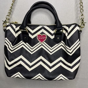 Betsey Johnson Purse Crossbody Pinch Satchel Bag Black Chevron Black White Zip - Picture 1 of 20