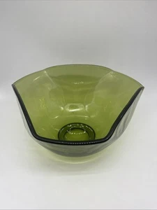 Vintage Anchor Hocking Chip Petal Serving Bowl Avocado Green Glass MCM - Picture 1 of 17
