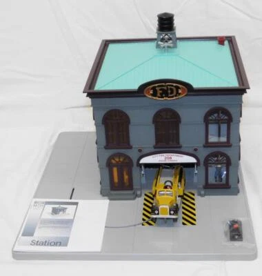 Motor de bombeiros amarelo MTH RailKing 30-9112 Operating Firehouse Engine Company 208 - Imagem 1 de 4