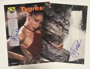 Tygress WWE WCW Nitro Girls REAL Mano FIRMADO Par de Mag Pinup Fotos B Certificado de Autenticidad - Imagen 1 de 2