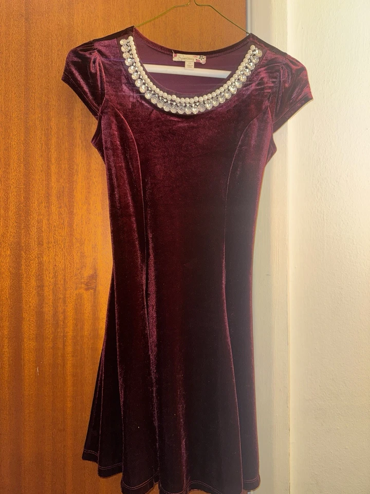 Vestido Speechless para niños talla 10 con escote de diamantes de imitación Foto 1 de 3