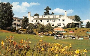 Postal de colección The Lodge at Smugglers Notch Sunbathers escena piscina Stowe década de 1960 - Imagen 1 de 2