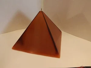 VELA PIRÁMIDE perfumada, pirámide 4 lados 5 1/2" alto x 6" x 6" - Imagen 1 de 2