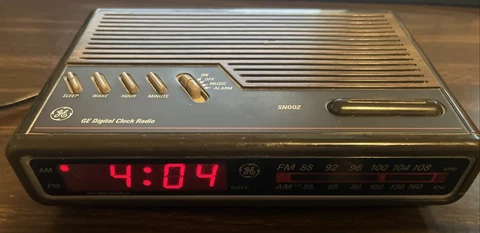Vintage General Electric GE AMFM Clock Radio   7-4612A Wood Grain Used Works!! Cover