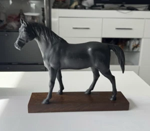 Schwere Pferde Figur aus Eisen auf Holzsockel kraftvolle Darstellung Statue ! - Bild 1 von 15