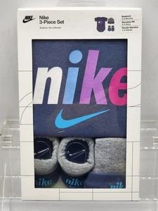 Neu Nike Baby 3-teiliges Outfit Geschenkset: Body/Mütze & Stiefeletten. 0-3 Monate UNISEX - Bild 1 von 3