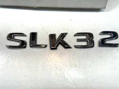 Tapa de cubierta trasera original Mercedes 02-04 R170 SLK32 AMG PLÁSTICO cromo OEM 1 emblema Foto 1 de 4