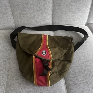 Crumpler Heinous Tasche Messenger Kamera Style grün rot mittelgroß - Bild 1 von 9