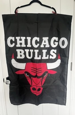 Bandera de Colección Chicago Bulls Negro Rojo Diseño Vertical Benny The Bull NBA Patio Bandera Foto 1 de 4