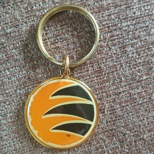 1996 Kellogg's Tony the Tiger Claw Stripes Round Plastic Metal Key Chain - Picture 1 of 7