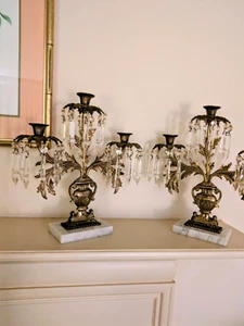 ANTIGUO CANDELABRO DE LATÓN Y CRISTAL CON SOPORTE DE MÁRMOL 14 PULGADAS DE ALTO Y 14 PULGADAS DE ANCHO - Imagen 1 de 5