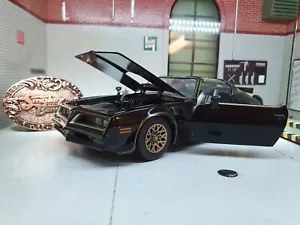 Smokey Bandit Pontiac Firebird 1977 And Boxed With The Belt Buckle 1:24 Model - Picture 1 of 11