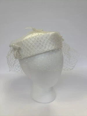 De Colección Blanco Para Mujer Vestido SOMBRERO Pastillero Top Abierto ENCAJE Boda Formal Novia Iglesia Foto 1 de 4