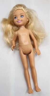 Boneca Barbie Chelsea 2010 Mattel um dobrado braço no peito brinquedo de cabelo ondulado loiro nu - Imagem 1 de 4